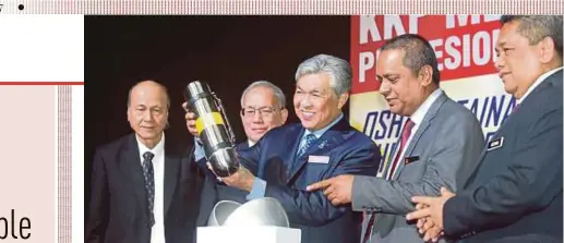  ?? PIC BY MOHD FADLI HAMZAH ?? Deputy Prime Minister Datuk Seri Dr Ahmad Zahid Hamidi at the launch of 2017 Conference on Occupation­al Safety and Health in Putrajaya yesterday. With him are (from left) NIOSH chairman Tan Sri Lee Lam Thye, Human Resources Minister Datuk Seri Dr...