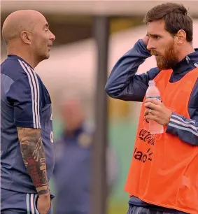  ?? AFP ?? Jorge Sampaoli, 58 anni, c.t. dell’Argentina dal giugno 2017, parla con il numero 10 albicelest­e Lionel Messi, 30 anni