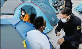  ??  ?? Des migrants évacués du parvis de l’hôtel de ville, à Paris, le 1er septembre.