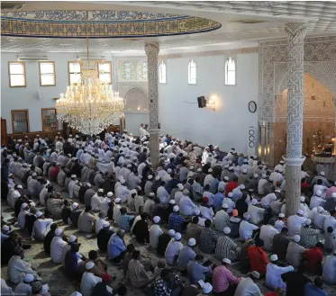  ?? HENK KRUGER African News Agency (ANA) ?? Worshipper­s at the Gatesville Mosque in this pre-Covid -19 picture. |
