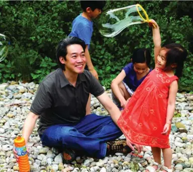  ?? ALVARO GOVEIA FOR THE TORONTO STAR ?? Classical violinist Timothy Ying, 47, instills an appreciati­on for music, reading and the art of blowing bubbles in his children. AGREAT FATHER’S DAY IS: “After years on the road, I just enjoy any day when kids and parents aren’t stressed — with the...