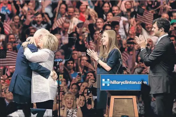  ?? DREW ANGERER / AFP ?? Al acabar Hillary el discurso, los Clinton (salvo la nieta) se reunieron en el escenario, se abrazaron y dieron las gracias a los seguidores