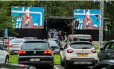  ?? FOTO DIRK KERSTENS ?? De faculteit Geneeskund­e van de UAntwerpen beleefde een proclamati­e met drive-in. De bubbel volgde die vanuit de auto.