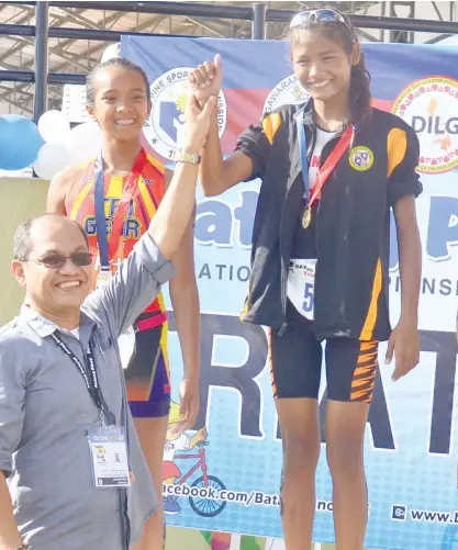  ?? (SUN.STAR DAVAO FOTO) ?? FROM 10TH TO FIRST. Karen Andrea Manayon wins the gold medal in triathlon a year after finishing 10th in the Batang Pinoy national finals.