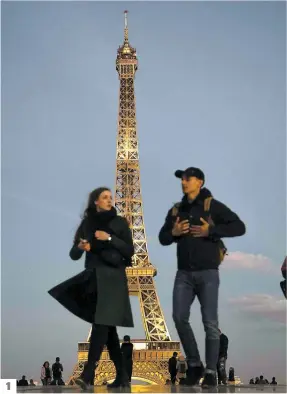  ?? PHOTOS AFP ?? 1. La tour Effeil s’est illuminée de couleur or, en mémoire du chanteur. 2. Des fans se sont rendus à sa résidence de Mouriès pour lui rendre hommage. 3. Des fleurs et des bougies ont été déposées sur son étoile, à Hollywood.