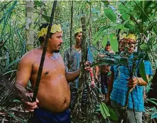  ?? Foto: Profimedia.cz ?? Sběr bylin Indiáni z etnika Satere Mawe sbírají v amazonském pralese léčivé byliny, které jim prý pomáhají proti koronaviru.