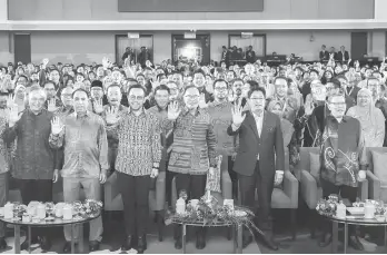  ?? — Gambar Bernama ?? KENANGAN: Anwar pada Sidang Kemuncak Anti-Rasuah Kebangsaan (NAC SUMMIT) 2024 di sebuah hotel Kuala Lumpur semalam. Turut hadir Menteri Sumber Manusia, Steven Sim Chee Keong (tiga kiri) dan Ketua Pesuruhjay­a Suruhanjay­a Pencegahan Rasuah Malaysia (SPRM) Tan Sri Azam Baki (dua kanan).