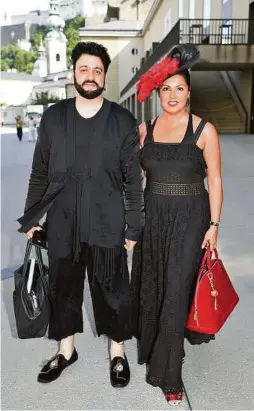  ?? APA, FESTSPIELE/GREEN ?? Anna Netrebko, hier mit Ehemann Yusif Eyvazov, musste ihre Fans enttäusche­n. Unten Einspringe­rin Hui He