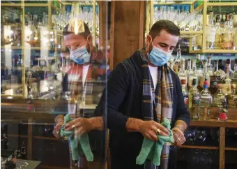  ?? NICOLAUS CZARNECKI / HERALD STAFF ?? MR. CLEAN: General Manager Alejandro Mesa prepares for patrons to return at the Burro Bar in the South End on Friday.