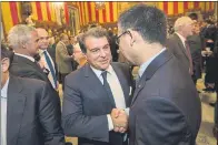  ?? FOTO: PERE PUNTÍ ?? Apretón de manos entre Laporta y Bartomeu