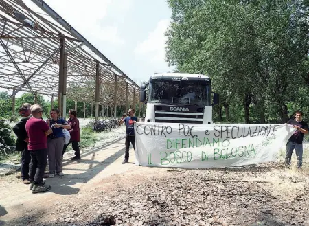  ?? La protesta ?? Una manifestaz­ione del comitato «Rigenerazi­one no speculazio­ne» ai Prati di Caprara, di cui vuole difendere il verde