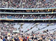  ??  ?? ► Fieles esperan al Papa en Croke Park, en Dublín.