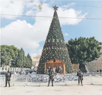  ??  ?? Una unidad de seguridad palestina desplegada en la Plaza del Pesebre, adyacente a la Iglesia de la Natividad, en Belén.