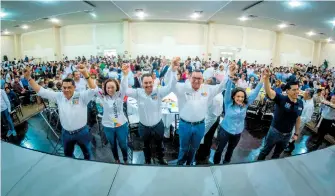  ??  ?? CANDIDATOS DE la coalición Por México al Frente se reunieron con maestros y maestras para darles a conocer sus propuestas. Foto: Cortesía