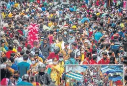  ?? HT PHOTOS: PRATIK CHORGE, PRAFUL GANGURDE ?? Crowd of shoppers for the upcoming Ganpati festival, at Dadar (above) and Thane (right) market , on Sunday.