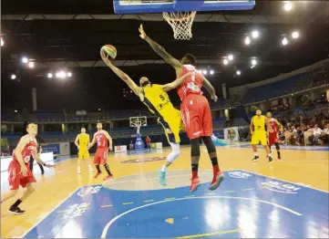  ?? (Photo Laurent Martinat) ?? C’est dans un palais des sports quasi vide qu’Arnold et les Hyérois ont mis un terme à leur saison à domicile.