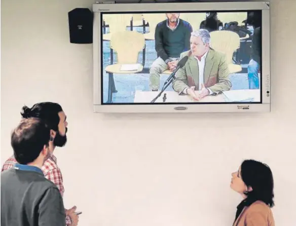  ?? EFE ?? Pablo Crespo, en la pantalla de la sala de prensa de la Audiencia Nacional