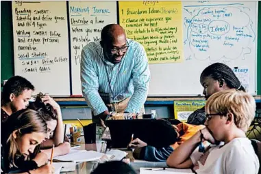  ?? ZBIGNIEW BZDAK/CHICAGO TRIBUNE 2018 ?? Teacher Jonathan White speaks with student Jermia Seaberry during class at A.N. Pritzker School in Chicago in September.