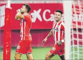  ?? FOTO: P. PUNTÍ ?? Stuani celebra su gol junto a Aday. El uruguayo no falló desde los once metros