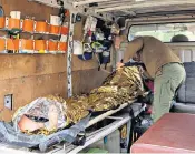  ?? ?? A Ukrainian soldier is brought into a stabilisat­ion centre in the Donbas with shrapnel wounds in a 4x4 provided by Mission Ukraine