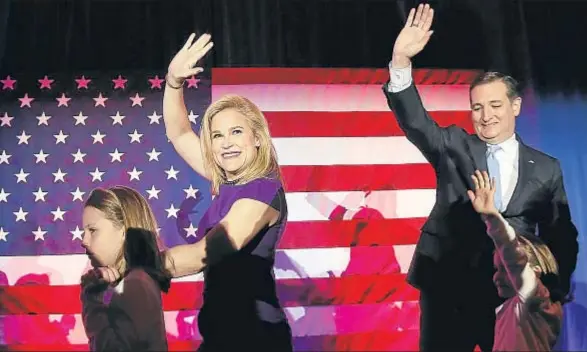 ?? JIM YOUNG / REUTERS ?? El aspirante republican­o Ted Cruz, la madrugada de ayer en Wisconsin, junto a su esposa, Heidi, y sus hijas, Caroline y Catherine