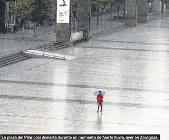  ?? JAIME GALINDO ?? La plaza del Pilar casi desierta durante un momento de fuerte lluvia, ayer en Zaragoza.