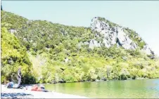  ?? Photo / Graeme Jordan ?? Monday Walkers relax on the beach at Kawakawa Bay.