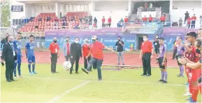  ??  ?? RASMI: Abdul Karim menyempurn­akan simbolik perlawanan pembukaan Liga Bola Sepak SSC-FAS 2021 di Stadium Negeri, Petra Jaya. Turut kelihatan Snowdan, Dr Ong dan kehormat lain.