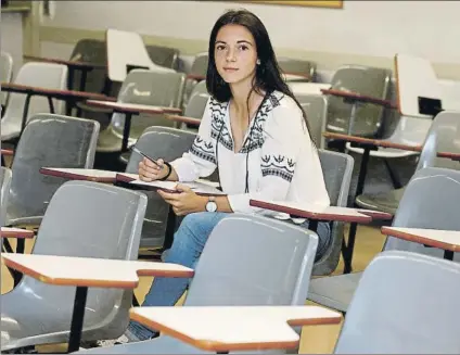  ?? FOTO: PEP MORATA ?? Aitana Bonmatí, en la Universida­d La delantera catalana compagina el fútbol de elite con el Barça con la carrera de CAFD