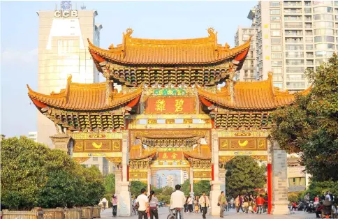  ??  ?? The Green Rooster and Golden Horse Arches in Kunming city – familiar places to the Nanyang Jigong. Note the similarity of the Arch at Taman Sahabat, Kuching.