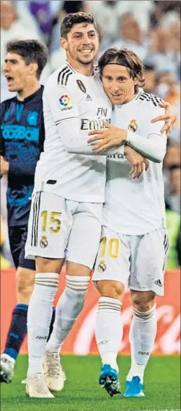  ??  ?? Valverde y Modric celebran alborozado­s el gol del ‘Pajarito’.