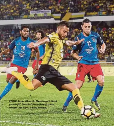  ??  ?? PEMAIN Perak, Gilmar Da Silva (tengah) diasak pemain JDT, Gonzalo Cabrera (kanan) dalam saingan Liga Super, di Ipoh, kelmarin.