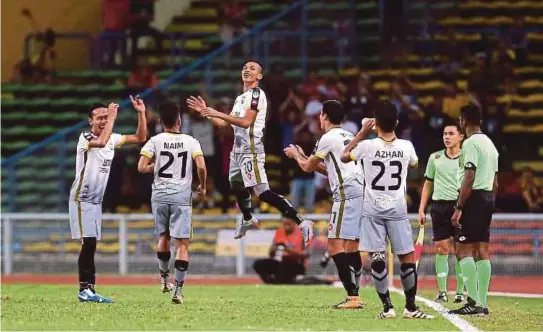  ??  ?? Pemain Perak, Mohd Nazrin Nawi (tengah) dan rakan sepasukan meraikan gol kedua ketika menentang perlawanan Piala Malaysia di Stadium Shah Alam, Sabtu lalu. PKNS FC pada