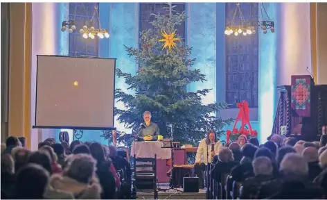  ?? FOTOS: ULLA MICHELS ?? Blick in die festlich geschmückt­e Friemershe­imer Dorfkirche. Christian Behrens und seine Musiker sind hier Stammgäste.