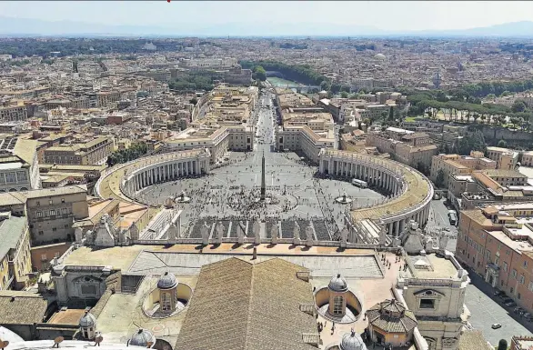  ??  ?? PREPARATIV­OS. VISTA DE LA PLAZA DE SAN PEDRO, EN EL VATICANO, DONDE EL MIÉRCOLES SERÁ NOMBRADO CARDENAL MONSEÑOR ROSA CHÁVEZ.