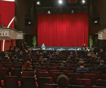  ?? Foto: Sven Hoppe, dpa ?? Das Deutsche Theater in München wird vorerst seinen Betrieb einstellen. Das Bild zeigt die Spielstätt­e im Mai, als dort die kon‰ stituieren­de Sitzung des Münchner Stadtrats stattfand.