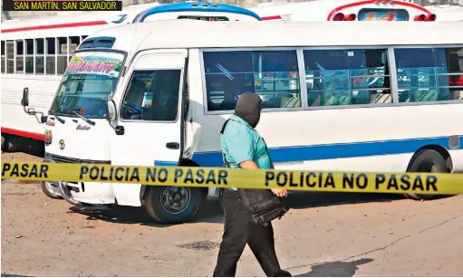  ??  ?? INVESTIGAD­ORES RECOLECTAN EVIDENCIAS DEL MICROBÚS DE LA RUTA 140, EN SAN MARTÍN, DONDE AYER POR LA MAÑANA FUE ASESINADO DAVID CRUZ, COBRADOR DE LA UNIDAD, CUANDO SE DISPONÍA A REALIZAR EL PRIMER VIAJE.