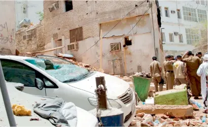  ?? AFP ?? Saudi security forces inspecting the site of a foiled attack in the holy city of Makkah.—