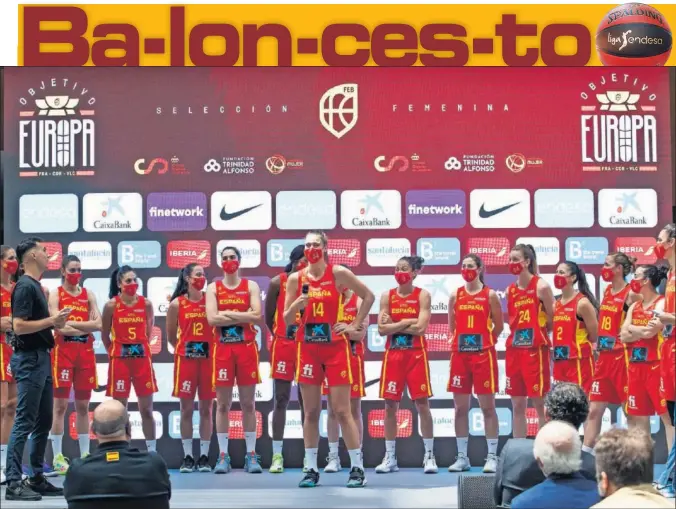  ??  ?? Raquel Carrera, con el micrófono en la mano y rodeada por sus compañeras, en el acto de presentaci­ón de la Selección femenina, que tuvo lugar ayer en la sede de Endesa.