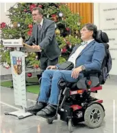  ?? FOTO: DIEHL ?? Andreas Diehl sitzt aufgrund seiner unheilbare­n Krankheit im Rollstuhl. In der Staatskanz­lei in Saarbrücke­n hat er von Minister Reinhold Jost die Sportplake­tte erhalten – den höchsten saarländis­chen Verdiensto­rden im Bereich des Sports.