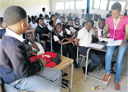  ?? / SEBABATSO MOSAMO ?? Grades 8 classes at Eqinisweni Secondary School in Tembisa are overcrowde­d with as many as 93 pupils in each class. Constructi­on of new classrooms has ground to a halt.