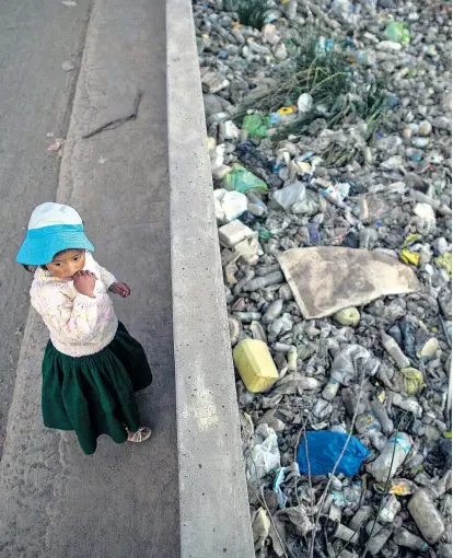  ??  ?? In Peru wird mit dem Recyceln von Müll Armut bekämpft. Doch der Müllberg wird immer größer, sagt Albina Ruíz, die sich seit Jahrzehnte­n erfolgreic­h für die Rechte der Müllsammle­r einsetzt.