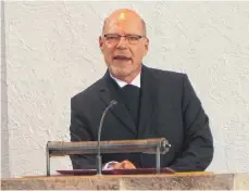  ?? FOTO: KARL-HEINZ BURGHART ?? Pfarrer Wolfgang Schöllkopf aus Ulm sprach als erster Evangelisc­her an der Glaubensku­ndgebung während der Bussenwall­fahrt – und fand dabei Worte der Versöhnung.