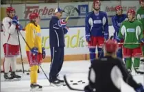  ?? MATHEW MCCARTHY, RECORD STAFF ?? Kitchener Rangers head coach Jay McKee gives direction during practice at the Aud on Tuesday.