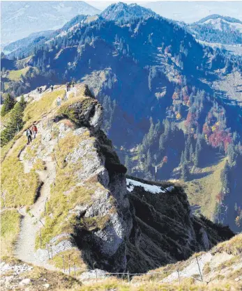  ?? FOTO: OBERSTAUFE­N TOURISMUS ?? Blick vom Hochgratgi­pfel aus auf den Aufstiegsp­fad.