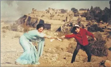  ??  ?? Scenes from the film Guide: (above) Rosie (Waheeda Rehman) breaks free and sings Aaj phir jeene ki tamanna hai; (right) With Raju (Dev Anand) in the song Tere mere sapne...