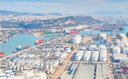  ?? GETTY IMAGES ?? Vista aérea de los tanques de almacenami­ento de gas y petróleo en el puerto de Barcelona.