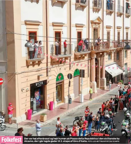  ?? FOTO: LUCA BETTINI/AFP/ RITZAU SCANPIX ?? Folkefest
Der var høj efterårsso­l og højt humør på Piazza della Repubblica i den siciliansk­e by
2.
Alcamo, der i går lagde gader til etape af Giro d’Italia.