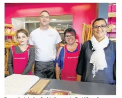  ??  ?? De gauche à droite : Sophie Vaumourin, David Esnault, Christelle Camayou, vendeuse dans cette boulangeri­e depuis 19 ans, et Valérie Esnault.