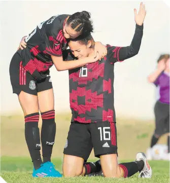  ?? ?? Casandra Montero celebra el quinto gol de esta épica goleada.